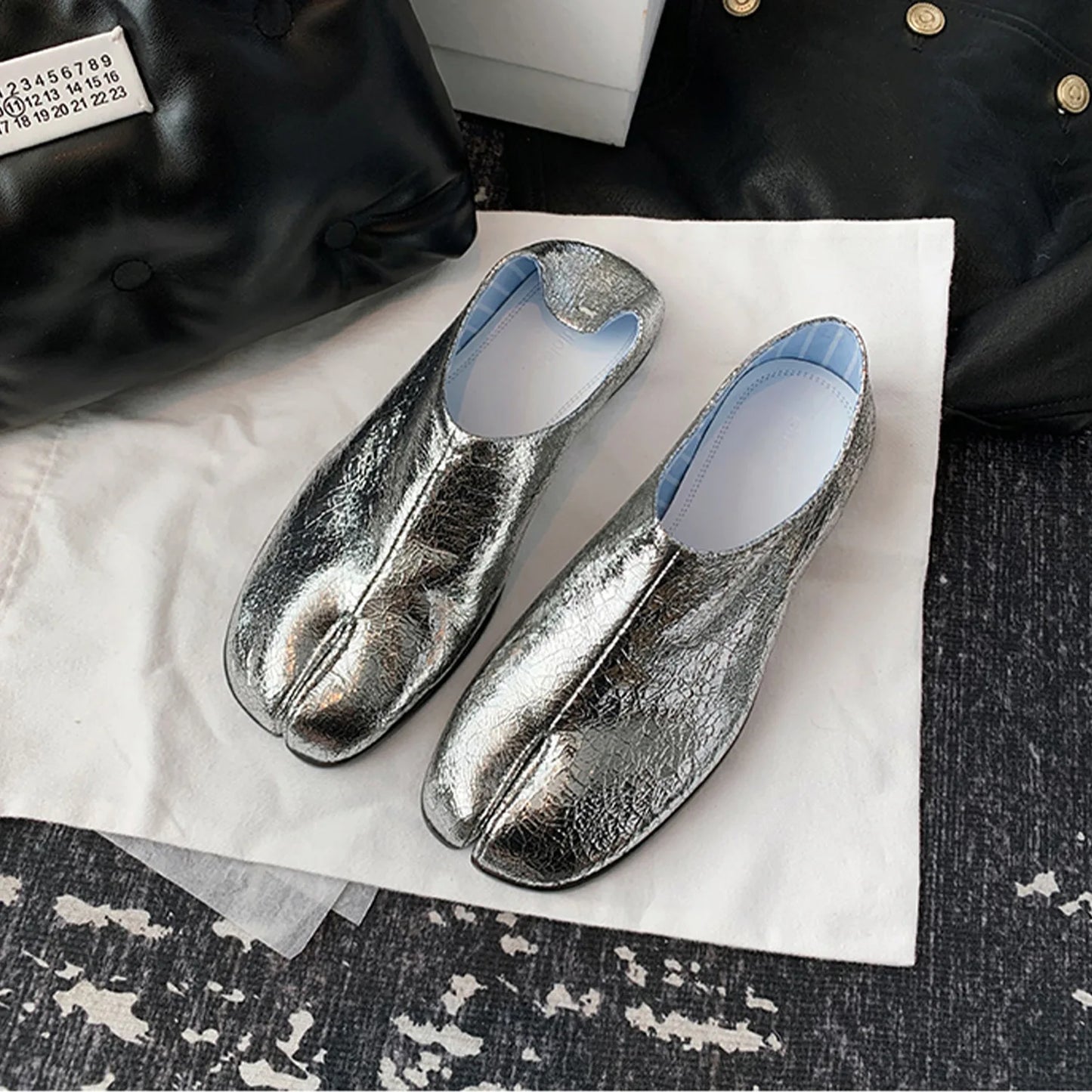 2023 Burst Silver Tabi Ninja Shoes Women Split Toe Flats Trotters Mocasines Mujer Solid PU Leather Loafers Femmes Slip On Slides