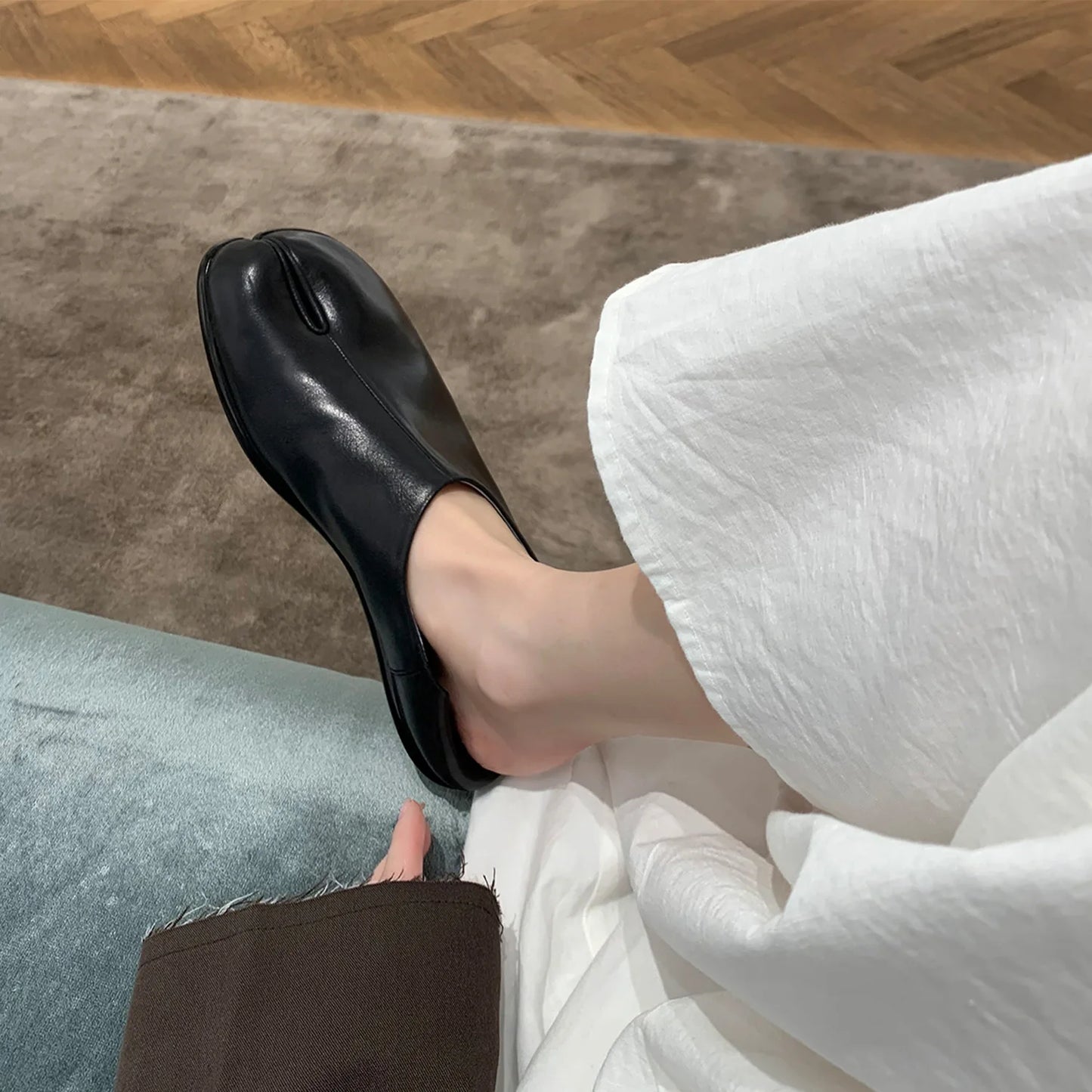 2023 Burst Silver Tabi Ninja Shoes Women Split Toe Flats Trotters Mocasines Mujer Solid PU Leather Loafers Femmes Slip On Slides