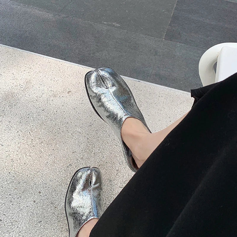 2023 Burst Silver Tabi Ninja Shoes Women Split Toe Flats Trotters Mocasines Mujer Solid PU Leather Loafers Femmes Slip On Slides