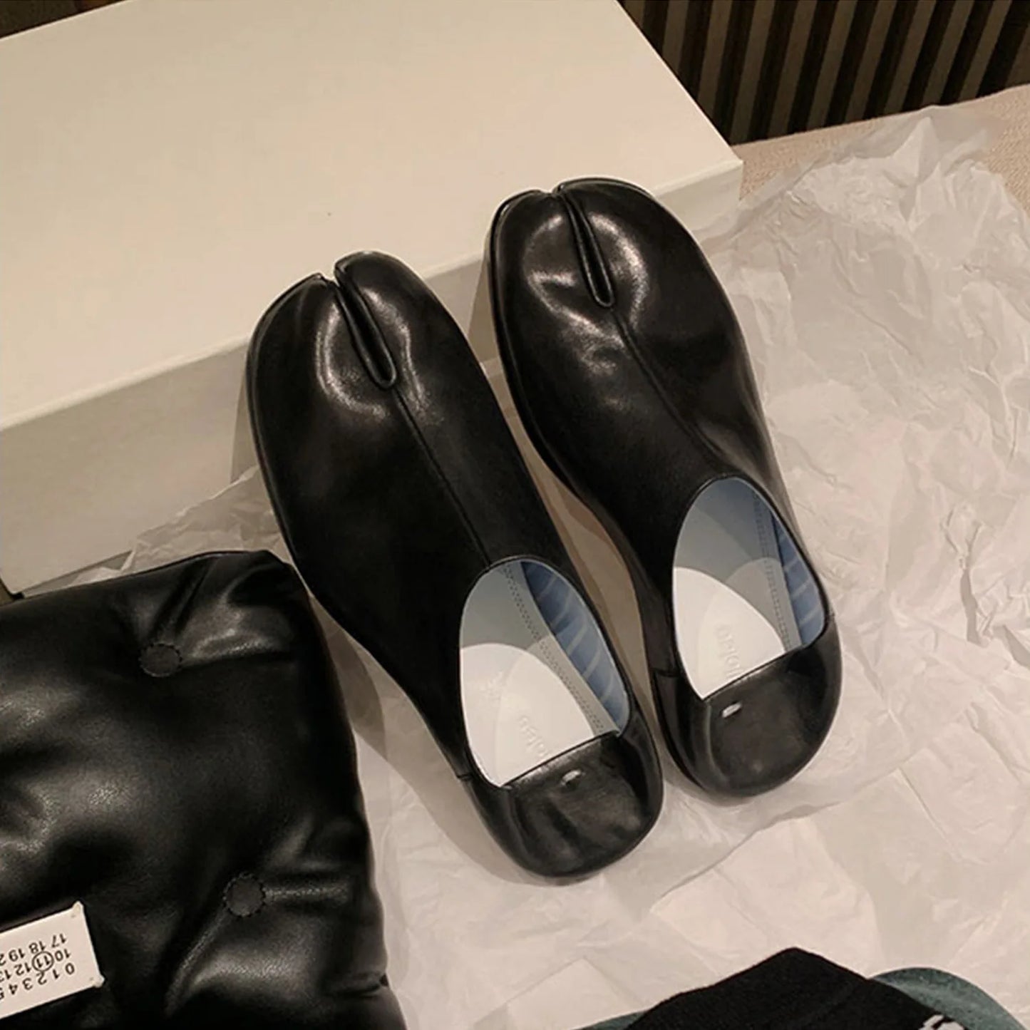 2023 Burst Silver Tabi Ninja Shoes Women Split Toe Flats Trotters Mocasines Mujer Solid PU Leather Loafers Femmes Slip On Slides